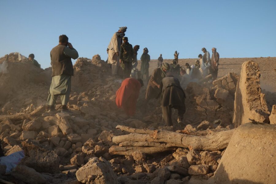 Boende röjer i rasmassorna i byn Sarbuland i Herat.
