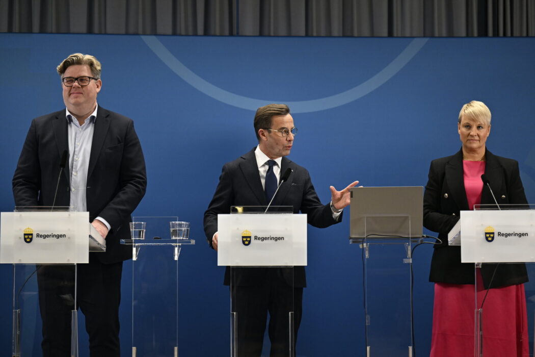 Justitieminister Gunnar Strömmer, statsminister Ulf Kristersson och äldre- och socialförsäkringsminister Anna Tenje.
