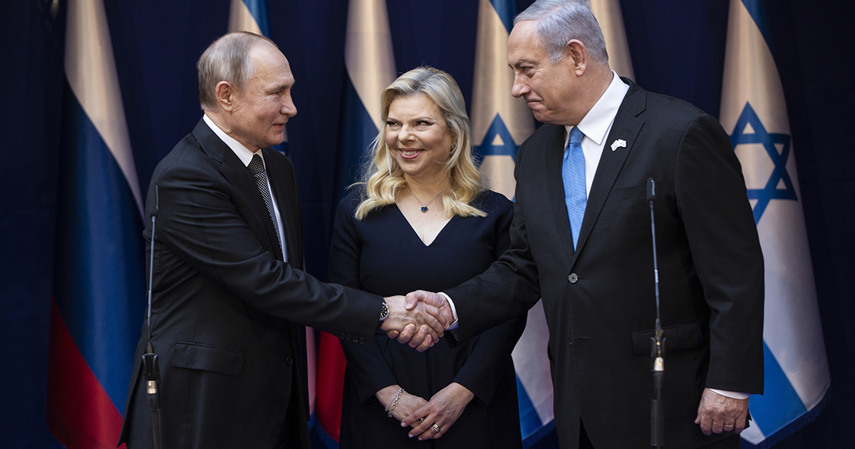 Vladimir Putin och Benjamin Netanyahu skakar hand i Jerusalem i januari 2020.