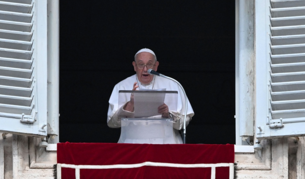 Påve Franciskus under söndagens bön på Petersplatsen.