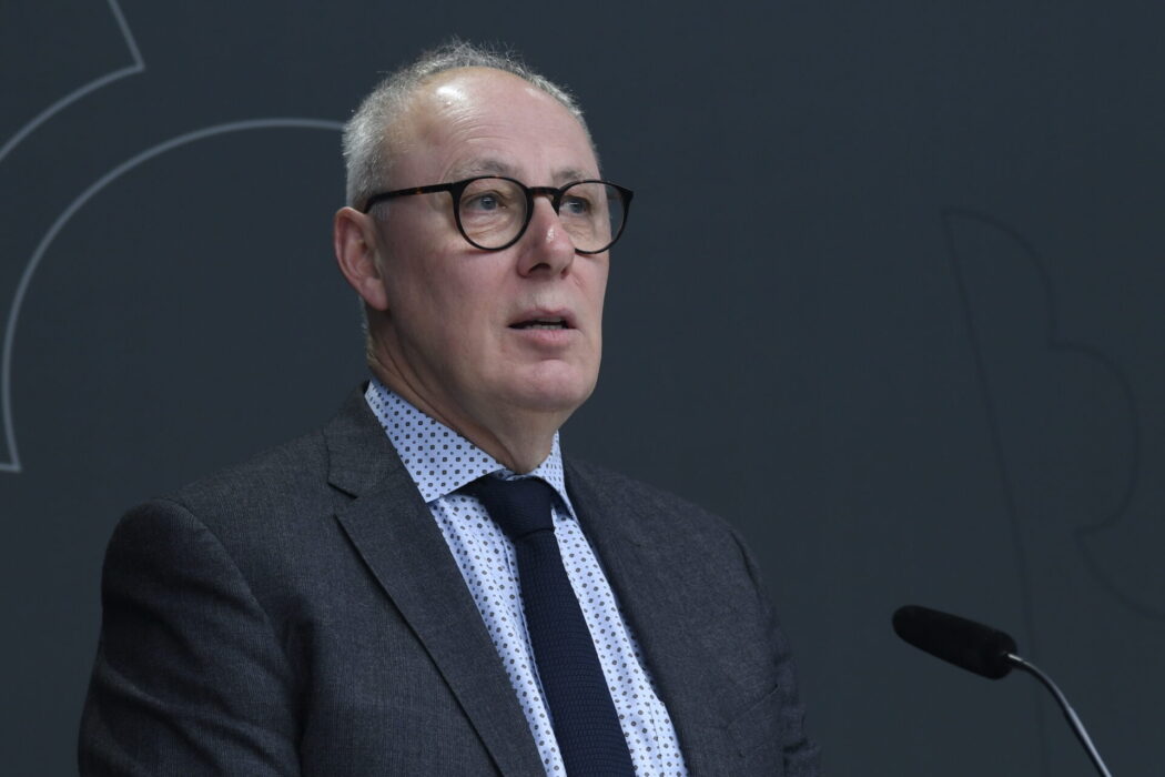Den särskilde utredaren Thomas Lindén lämnar över narkotikautredningens betänkande till socialminister Jakob Forssmed.