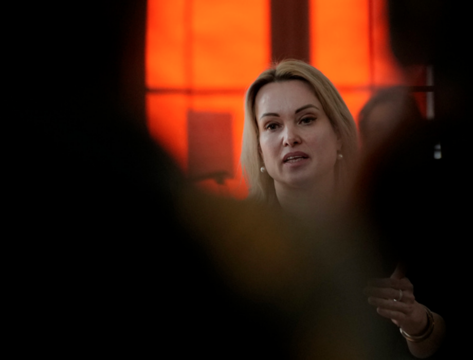 Tidigare tv-journalisten Marina Ovsjannikova vid en presskonferens i Paris i februari i år.