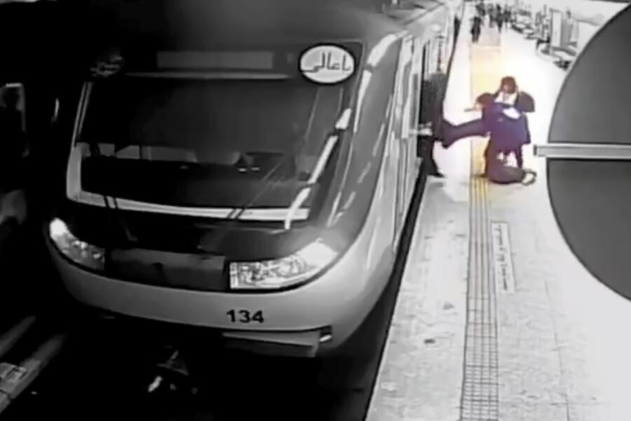 En bild tagen från en övervakningsvideo visar händelsen då den 16-åriga flickan togs ut från tunnelbanetåget i Teheran den 1 oktober.