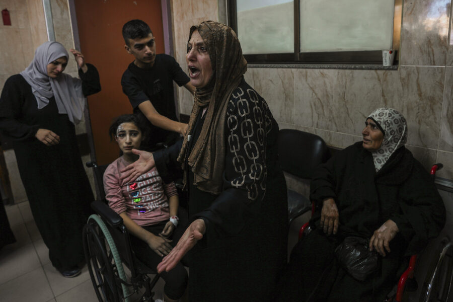 Oro bland skadade och anhöriga på sjukhuset al-Aqsa i mellersta Gaza där vatten och el börjar att bli en brist.