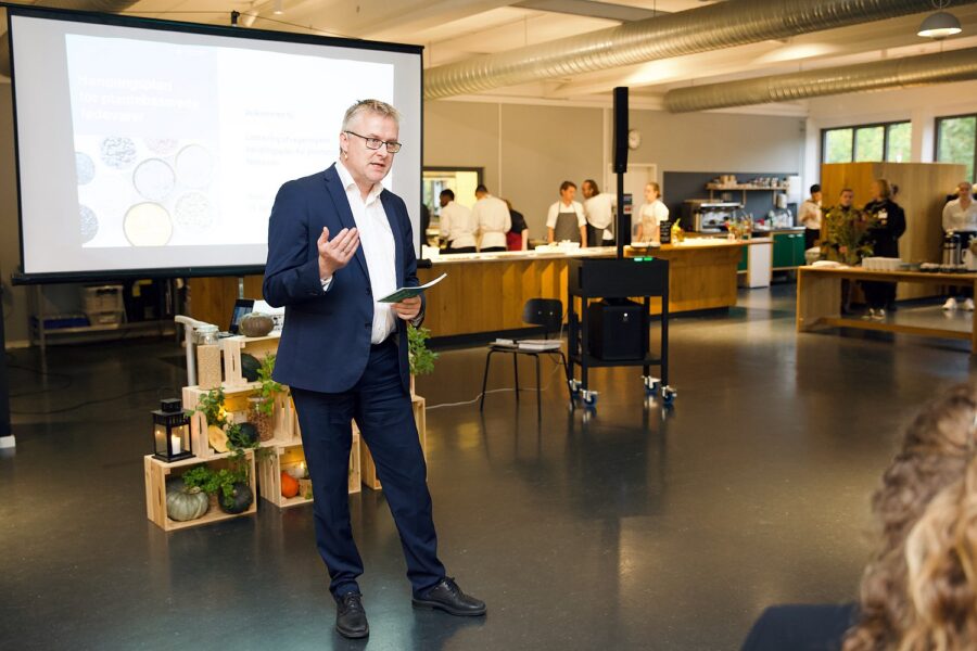 Jordbruksminister Jacob Jensen presenterar handlingsplanen för växtbaserade livsmedel på Hotell- och restaurangskolan i Köpenhamn.