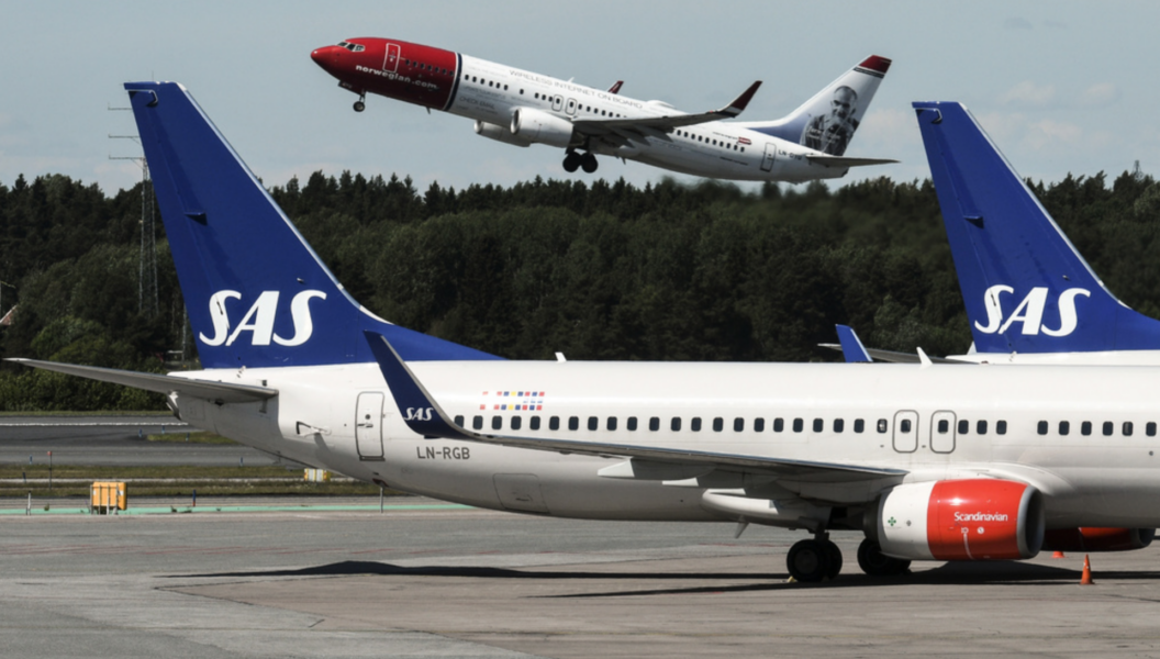 Svenskarnas flygresor till utlandet ökar, men inom Sverige minskar de.