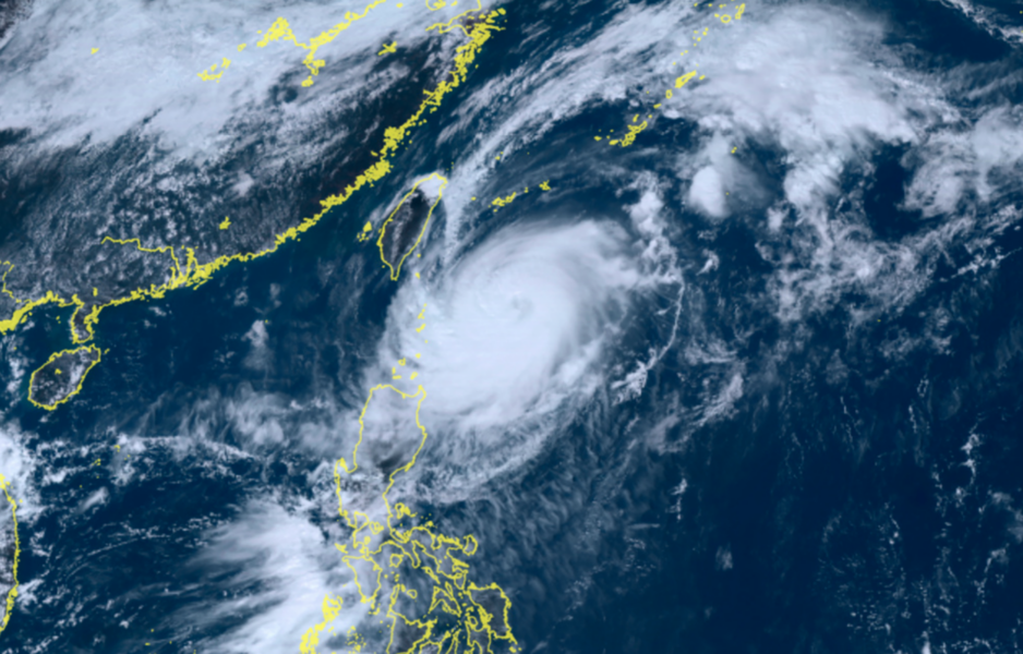 Japansk satellitbild som visar hur Koinus stormvirvel från sydost närmar sig Taiwan.