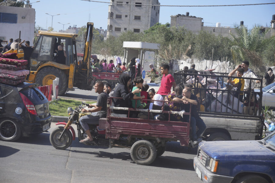 Gazabor flyr söderut till fots, i bil eller på kärror dragna av hästar eller åsnor.