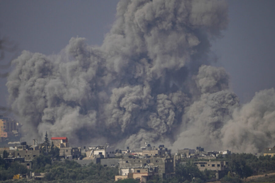 Gaza i dag måndagen den 23 oktober: Rök från ett israeliskt flygangrepp.
