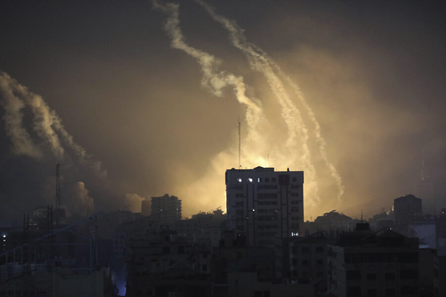 Israels attacker mot ett helt svart Gaza har fortsatt under natten och morgonen.