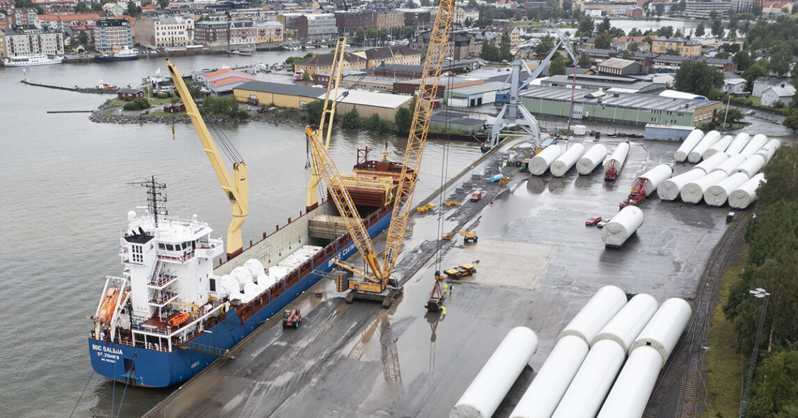 Ett skepp kommer lastat med stålfundament till vindkraftverk som ska byggas längs Norrlandskusten.