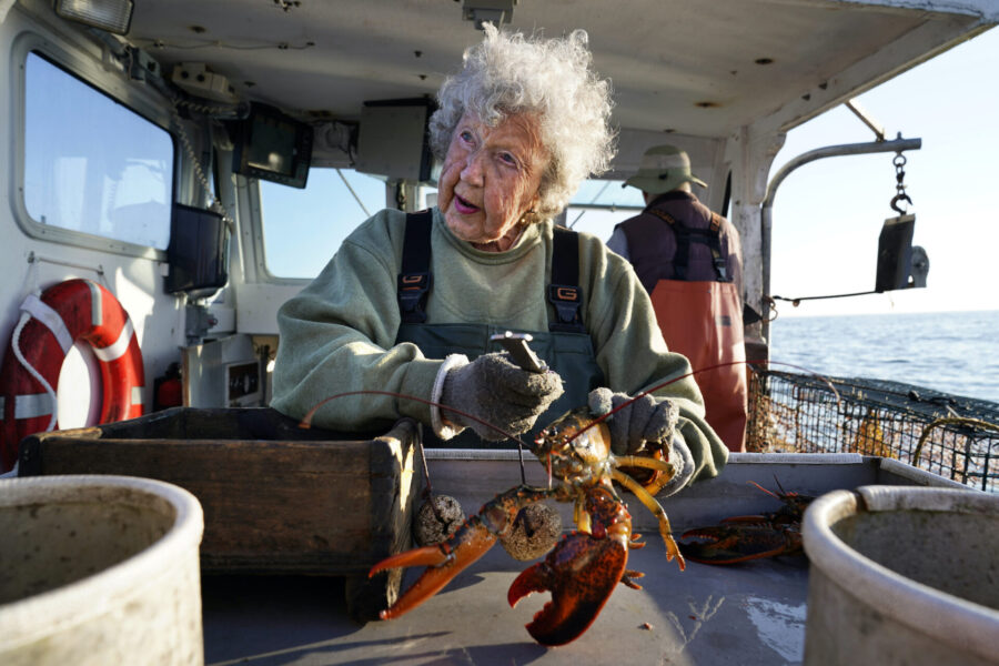 Hummerfiskaren Virginia Oliver arbetar på sin sons båt utanför Rockland i Maine i USA.