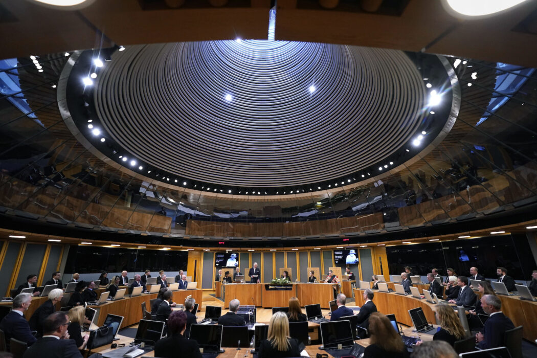 Wales parlament Senedd fick i veckan en lägesrapportering om hur basinkomstprojektet för så kallade "care leavers" går.