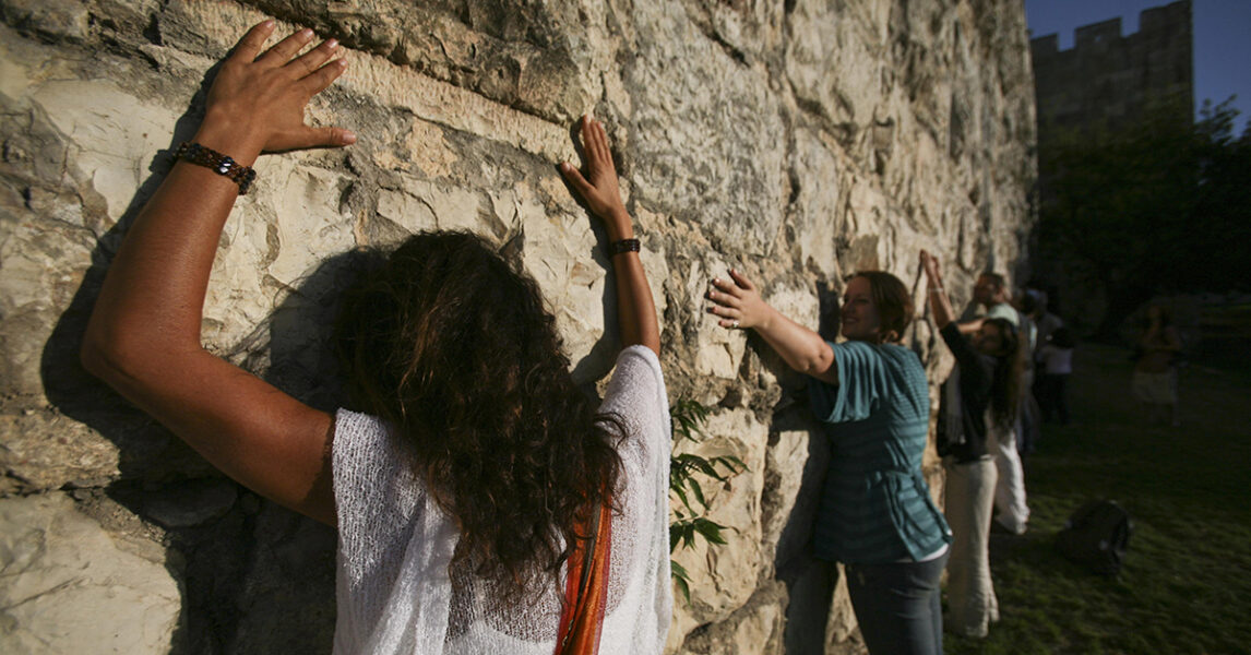 En kram till Jerusalem – israeliska, palestinska och internationella fredsaktivister ger murarna runt de gamla delarna av Jerusalem en gemensam kram.