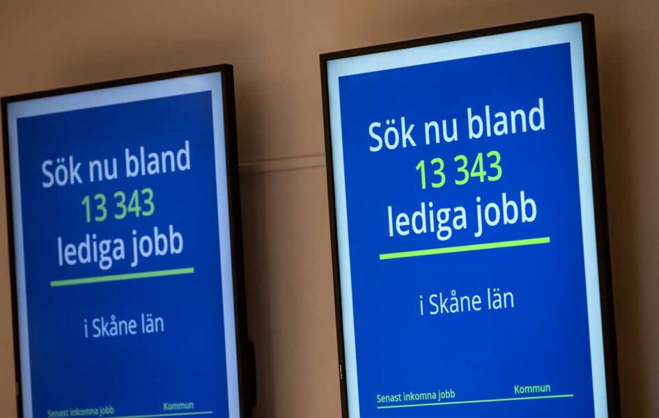 En skärm visar att det fanns 13 343 lediga jobbat söka i Skåne i november 2022.