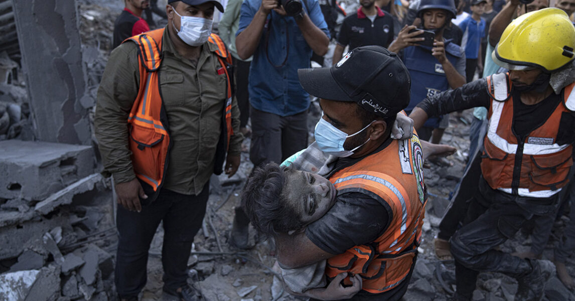 Ett skadat barn evakueras från ett bombat hus i Khan Younis på Gazaremsan den 19 oktober.