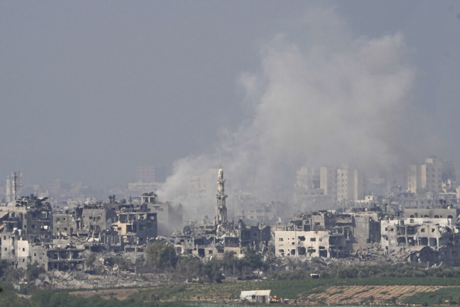 Rök stiger efter en israelisk attack mot Gaza under lördagen, här sedd från södra Israel.