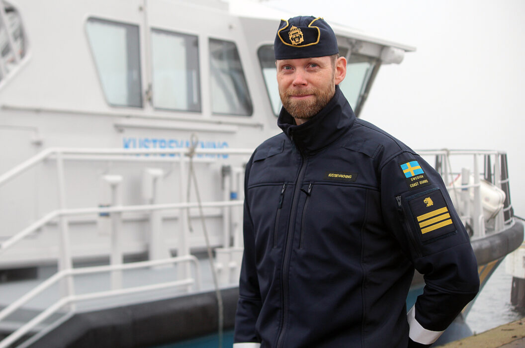 Erik Svensson tycker oljesaneringen går bra även om oljan börjat sjunka och kraftig dimma försvårar arbetet.