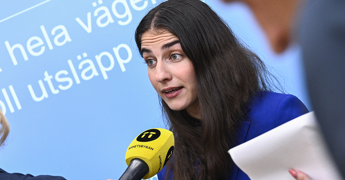 Miljö- och klimatminister Romina Pourmokhtari håller pressmöte i september i år.