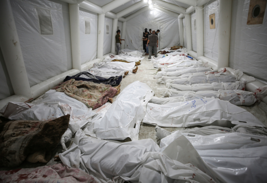 Liksäckar med dödsoffer från det bombade sjukhuset har radats upp utanför ett annat sjukhus i staden Gaza.