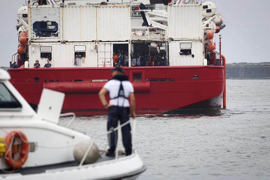 Ocean Viking anländer till Neapel.