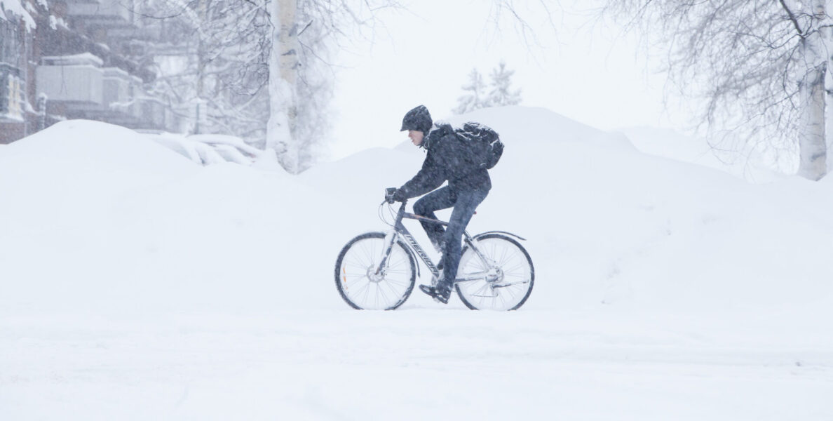 Med rätt kläder och utrustning kan man ta sig fram med cykel även när snödrivorna växer sig höga.