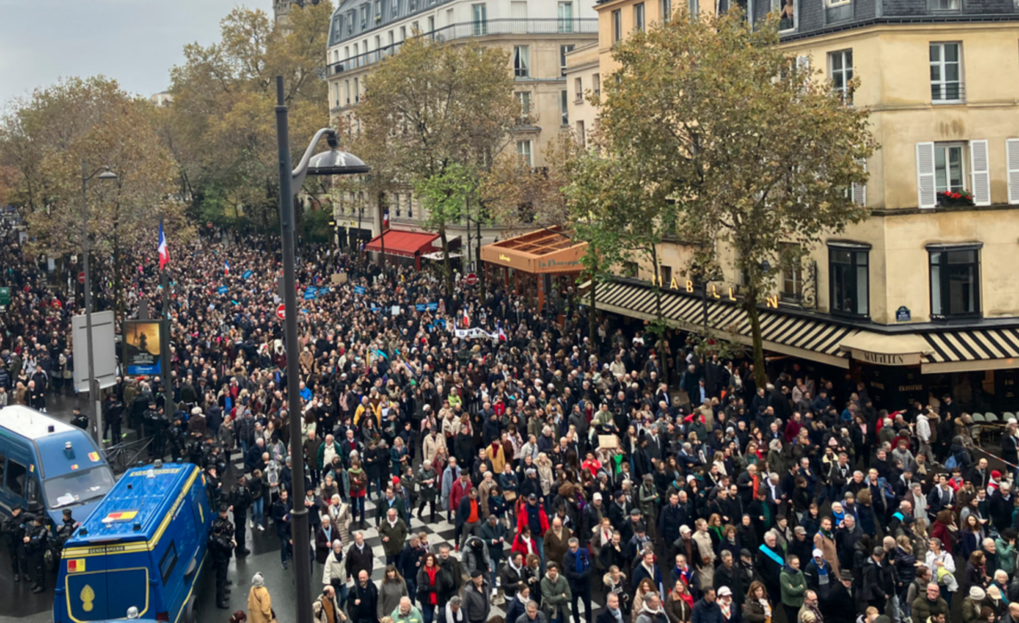 Över 100 000 personer samlades på Paris gator på söndagen.