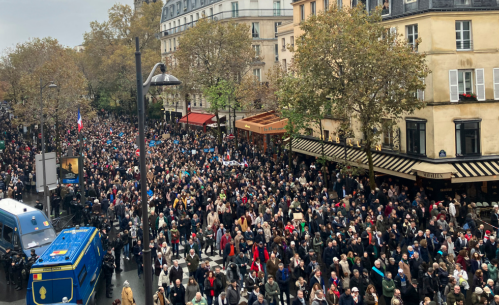 Över 100 000 personer samlades på Paris gator på söndagen.