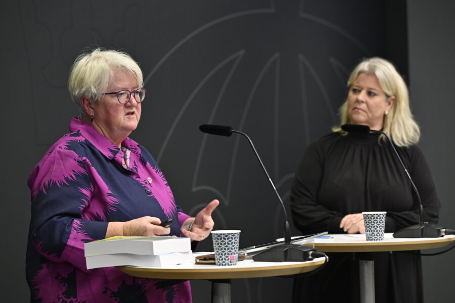 Utredare Carina Ohlsson (till vänster) tillsammans med socialtjänstminister Camilla Waltersson Grönvall (M) under en pressträff.