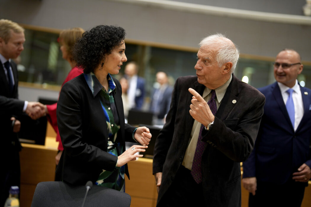 Belgiens utrikesminister Hadja Lahbib och EU:s utrikeschef Josep Borrell vid måndagens EU-möte i Bryssel.