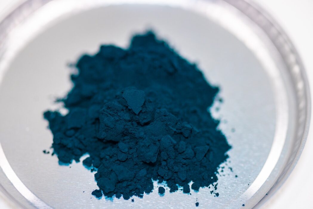 Materialet som används i batteriets katod kallas "preussisk vit", som består av kol, järn, kväve och natrium.