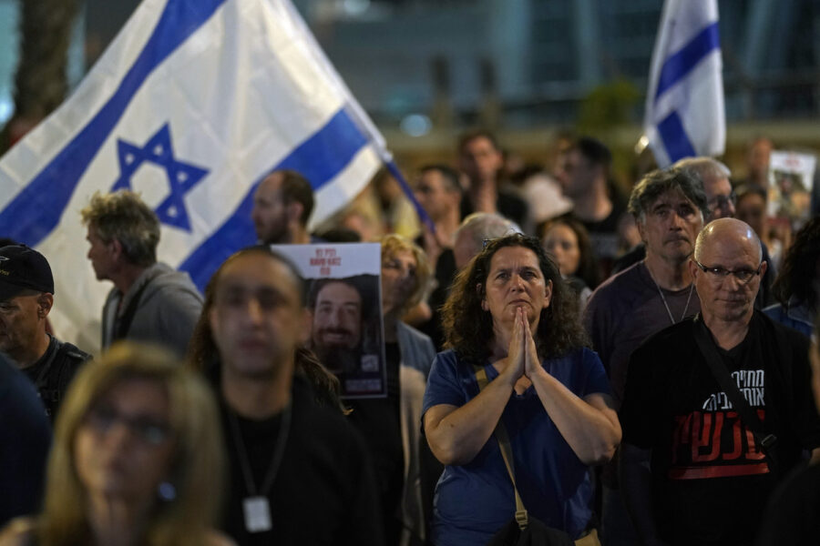 Israeler i väntan på att fler ur gisslan i Gaza ska släppas på lördagskvällen.