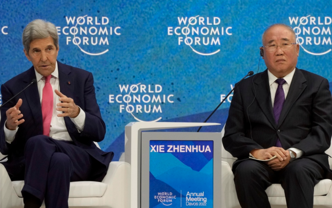 USA:s klimatsändebud John Kerry (till vänster) med Kinas motsvarighet Xie Zhenhua i Davos förra året.