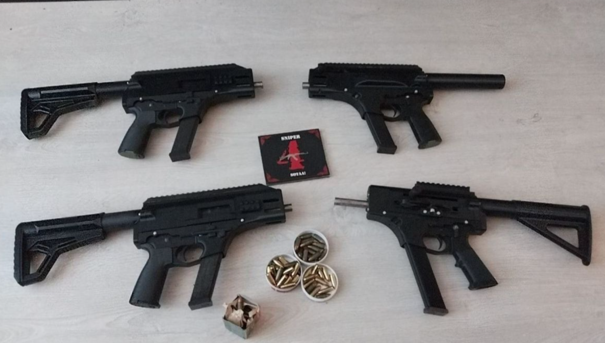Tre män döms till fängelsestraff för brott som begåtts i terroristiskt syfte.