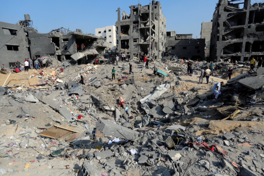 Kontoret för FN:s högkommissarie för mänskliga rättigheter (OHCHR) skriver på X att bombningen av flyktinglägret och den disproportionerliga militära omfattningen på attackerna "kan uppgå till krigsbrott".