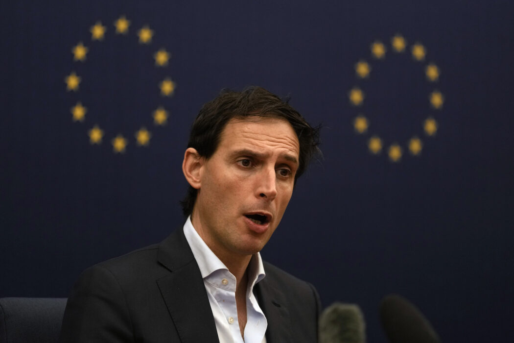 EU:s klimatkommissionär Wopke Hoekstra vill att Kina ska betala en större del av klimatskulden till världens mindre bemedlade länder.