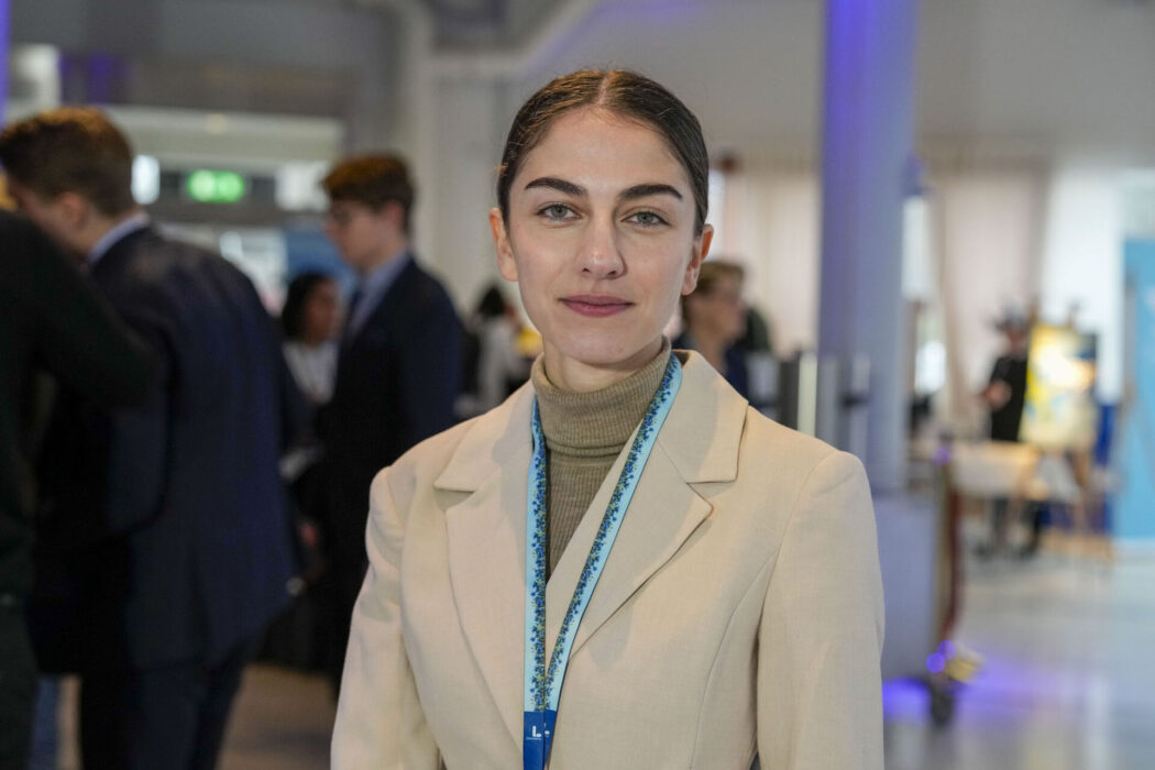 Klimat- och miljöminister Romina Pourmokhtari talade emot ett slöjförbud på Liberalernas landsmöte.