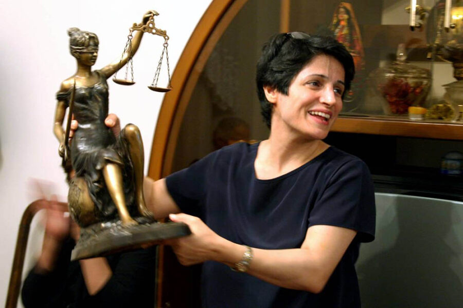 Nasrin Sotoudeh har misshandlats och fängslats efter att ha tagit av sig hijaben under minnesstunden för 17-åriga Armita Geravand.