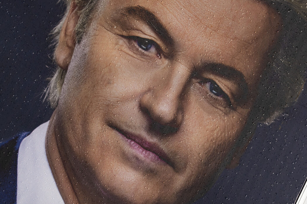 Regndroppar på en valaffisch för ytterhögerledaren Geert Wilders i centrala Haag.