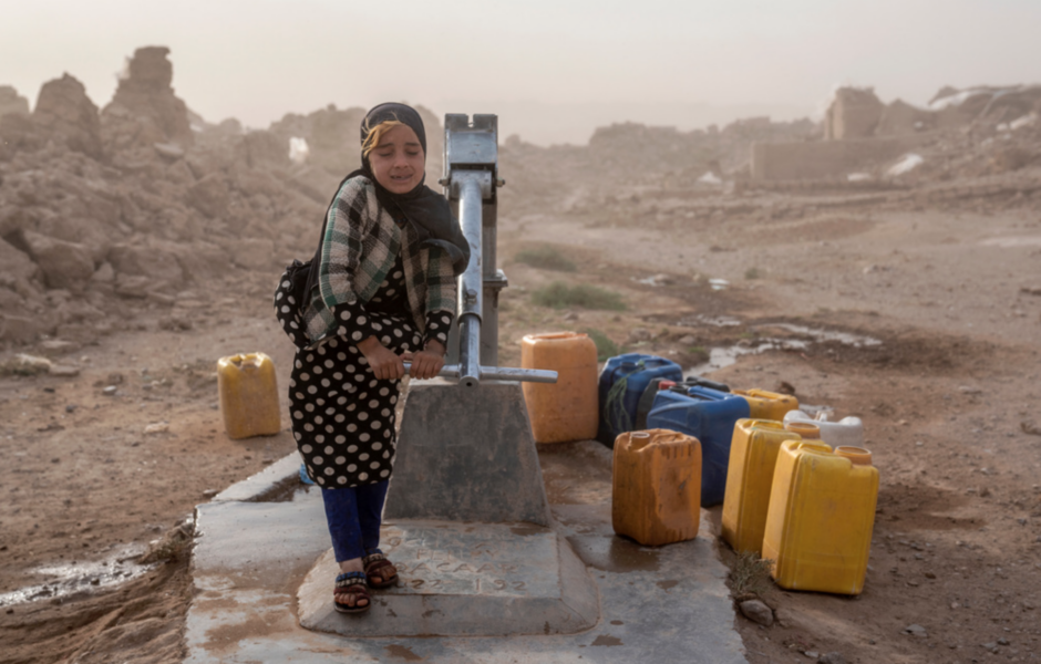 En afghansk flicka fyller vattendunkar från en brunn i Zenda Jan i västra Afghanistan.