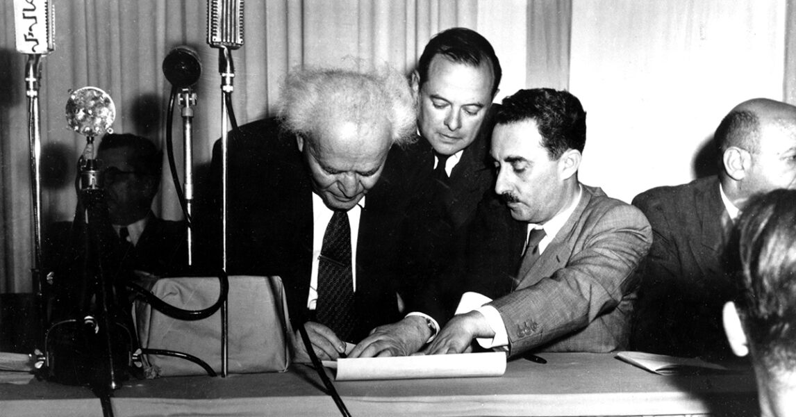 Israels premiärminister Ben Gurion skriver under ett dokument där den nya israeliska staten utropas den 14 maj 1968.