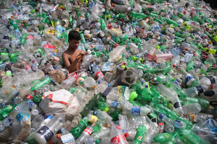 Plastsopor är ett gigantiskt och växande problem för många låg- och mellaninkomstländer som inte har tillräcklig kapacitet att återvinna och ta hand om allt.