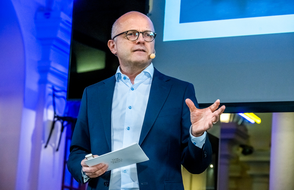 Nobelstiftelsens vd Vidar Helgesen avgår.