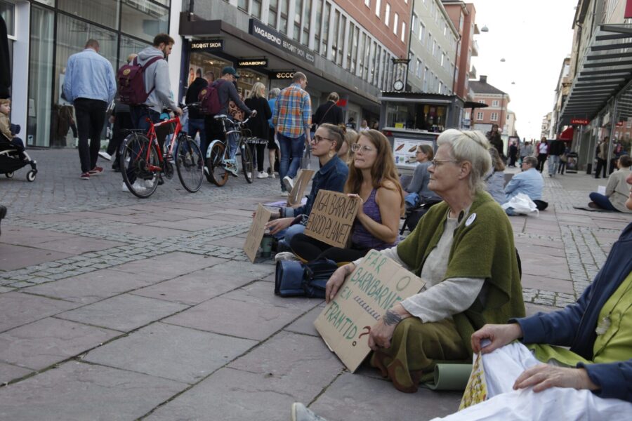 Nauð Vanarot, i grönt på bilden, var en av cirka 40 klimataktivister på den senaste manifestationen i Linköping.