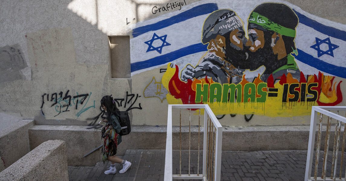 Hamas och Isis är av samma skrot och korn enligt Grafitiyul som har signerat den här graffitimålningen i Tel Aviv.