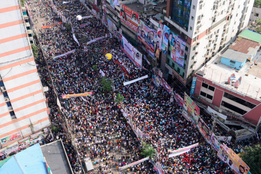 Tusentals oppositionella demonstrerar i Bangladeshs huvudstad Dhaka den 28 oktober.