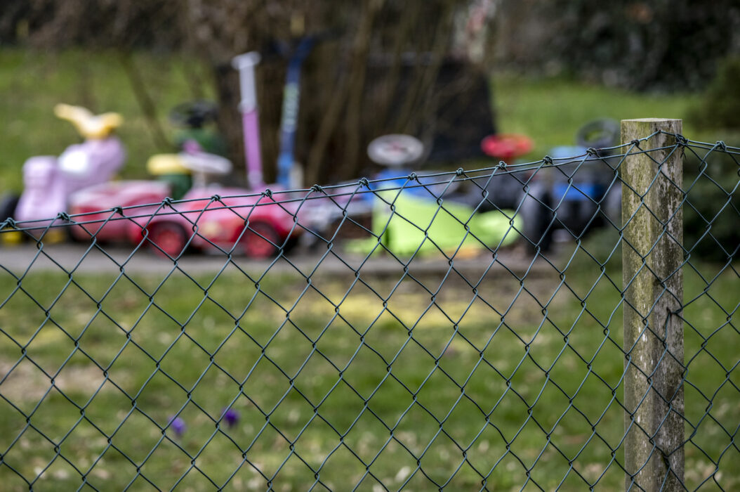 Flickan i Eslöv som skadades av frätande ättika levde i en familj som enligt åklagaren var isolerad, utan större kontakt med övrig familj, vänner eller andra.