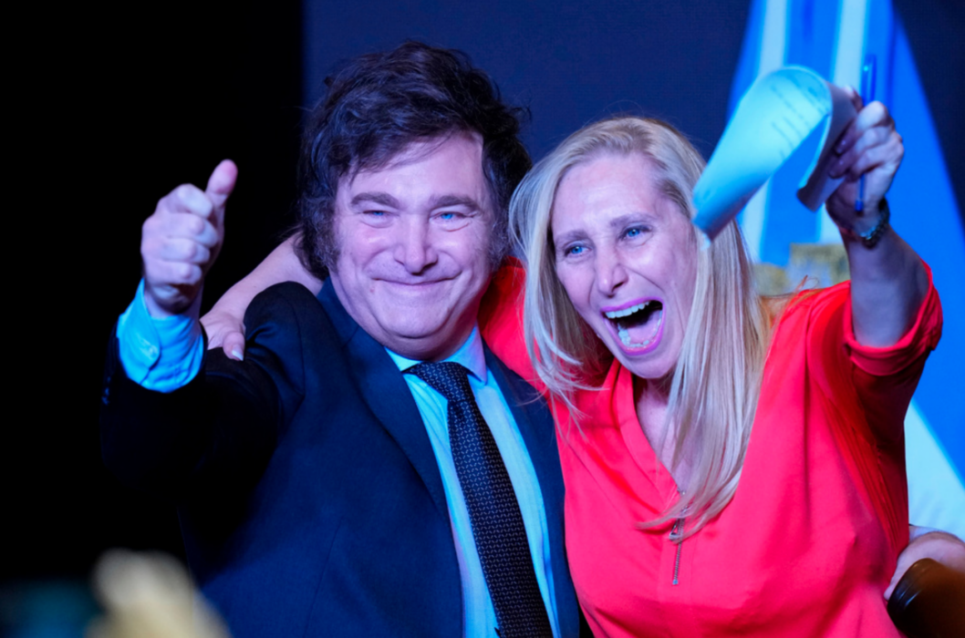 Ultraliberalen, av en del också kallad högerpopulist, Javier Milei firar segern i presidentvalet i Argentina med systern Karina Milei.