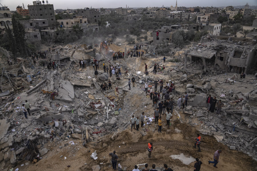 Palestinier söker efter överlevande efter ett israeliskt flyganfall i Khan Younis på södra delen av Gazaremsan.