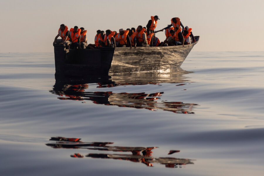 Migranter och flyktingar ombord på en träbåt utanför italienska Lampedusa i Medelhavet i augusti.
